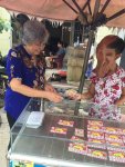 Chẽ Thuy Duong vend des billets de loterie pour aider son père. {JPEG}